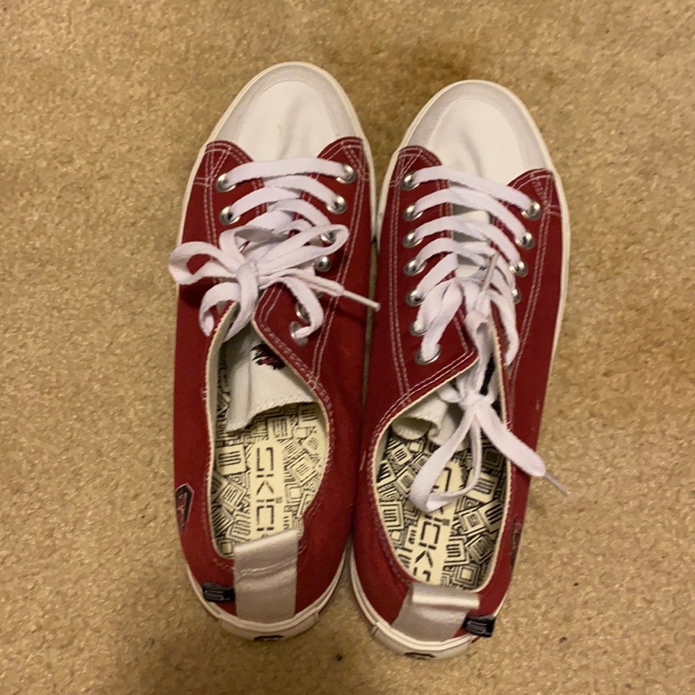 Tennis shoes